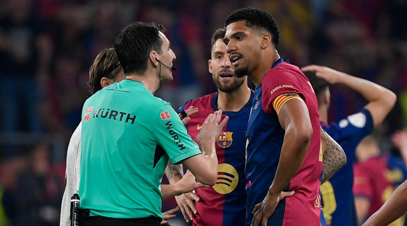Specialistul MARCA în arbitraj, verdict bulversant după cele două faze în care centralul a refuzat efectiv să-i dea Barcelonei lovitură de la 11 metri cu Real Madrid, în prelungirile finalei Cupei Spaniei: „Pentru mine e penalty!”
