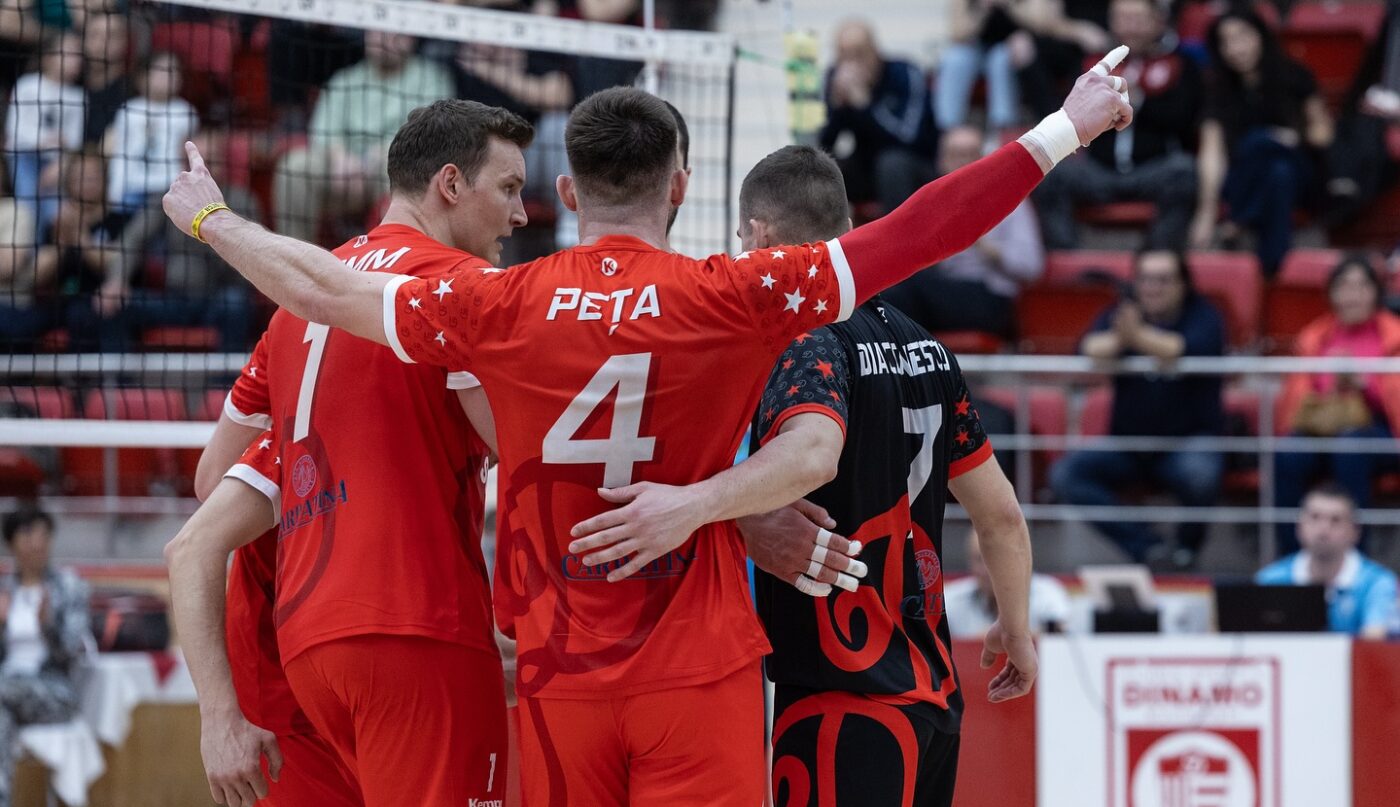 Spectacol total. Începe marea bătălie pentru titlu la volei masculin: Dinamo vs Corona Brașov