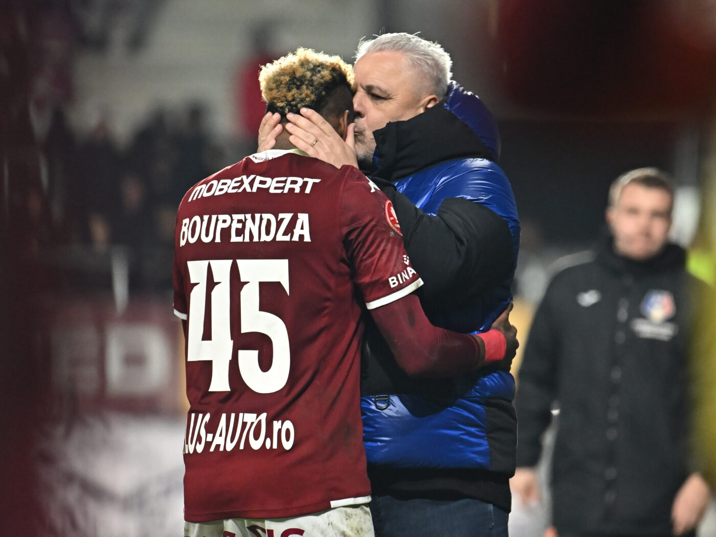 Șumudică, în lacrimi după decesul lui Boupendza: „Era ca și copilul meu”. Legătura neștiută cu familia antrenorului de la Rapid