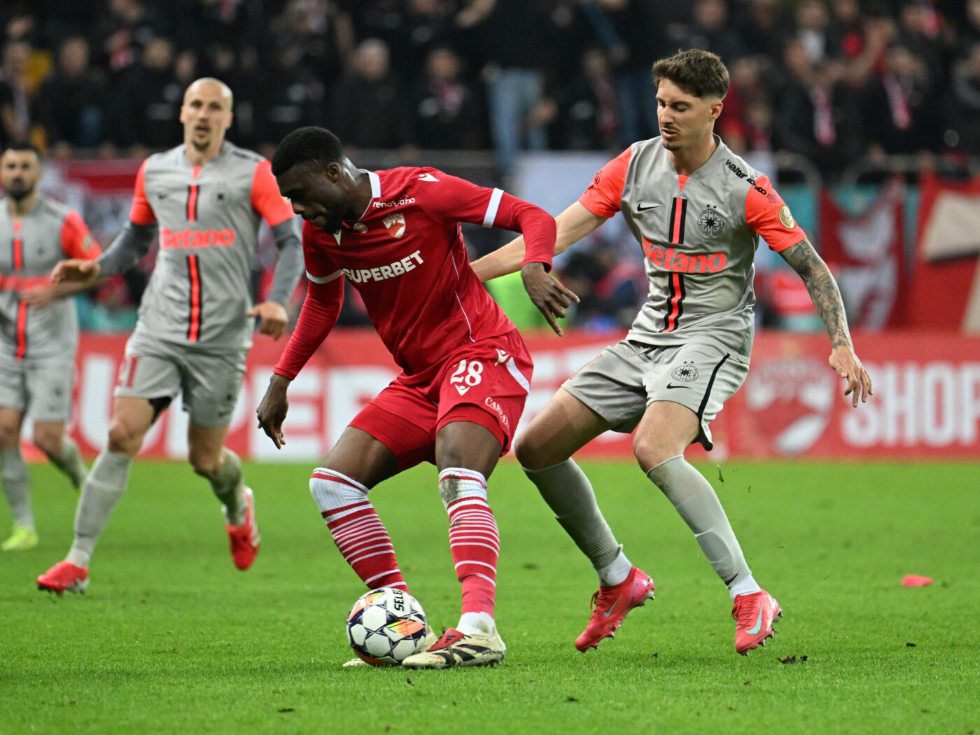 Trădarea pe axa Dinamo – FCSB e iminentă. Africanii au scris despre transferul bombă al lui Homawoo: „E foarte aproape să-l înlocuiască pe Dawa”