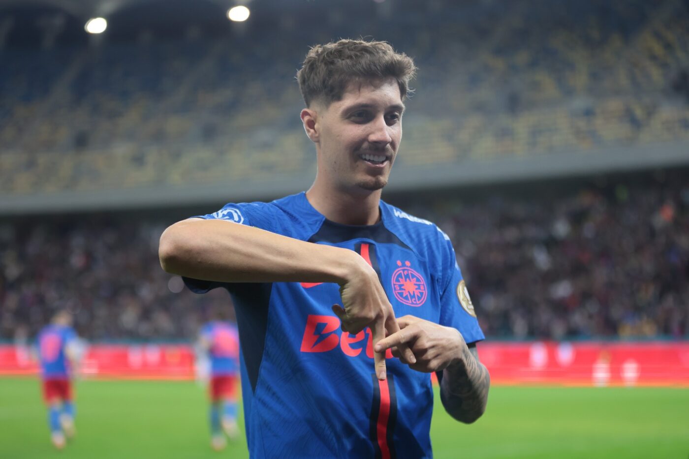 FCSB – Universitatea Cluj 1-0 Live Video Online, în etapa 3 din play-off-ul Superligii. Miculescu deschide scorul dintr-un penalty scos de Bîrligea
