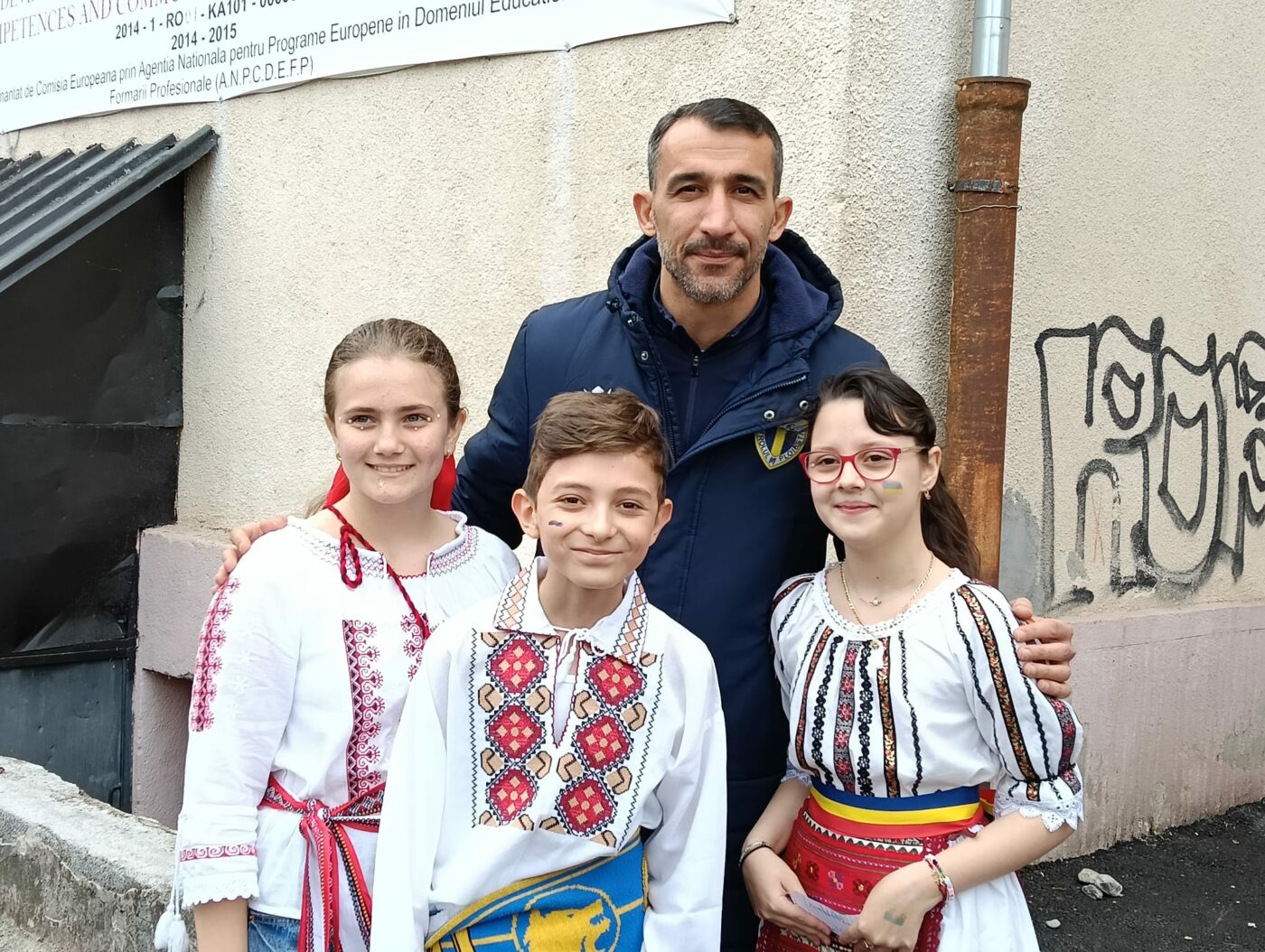 Mehmet Topal, idol la Ploiești. Ce i-au cerut copiii de la o școală pe care a vizitat-o, unde a primit un cadou inedit. FOTO