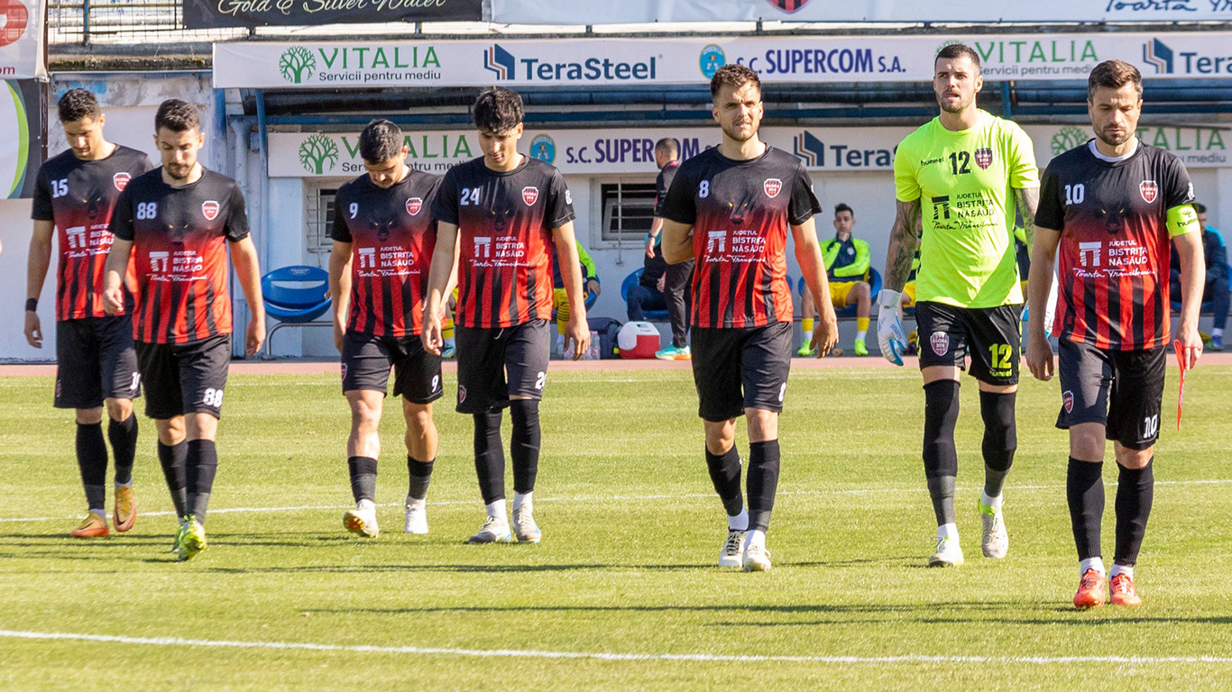 Gloria Bistrița Năsăud riscă să piardă locul 1 în Liga 3 și să aibă suspendat un jucător de bază! Cazul echipei lui Pustai, aproape asemănător cu cel al Barcelonei, aflat și el pe rol