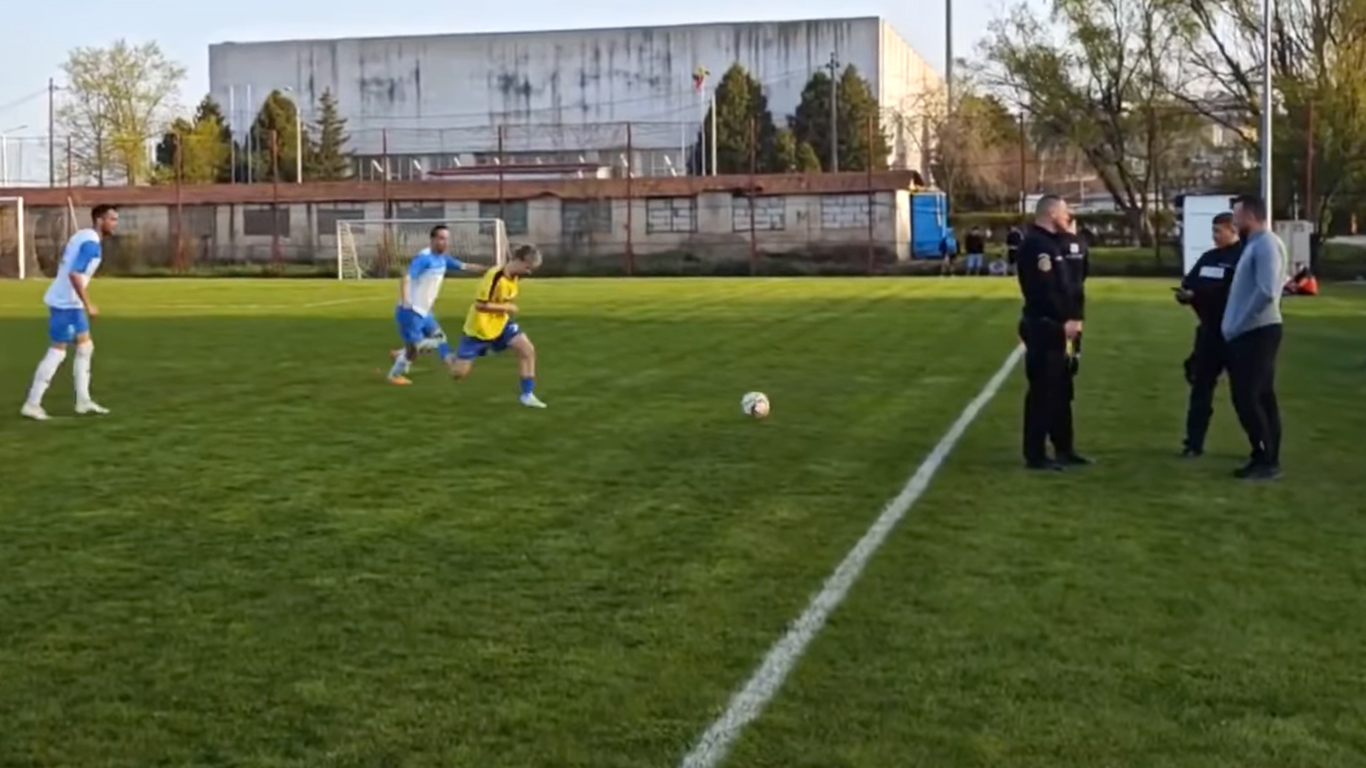 jandarm-legitimeaza-antrenor-meci-fotbal-vaslui-1.jpg