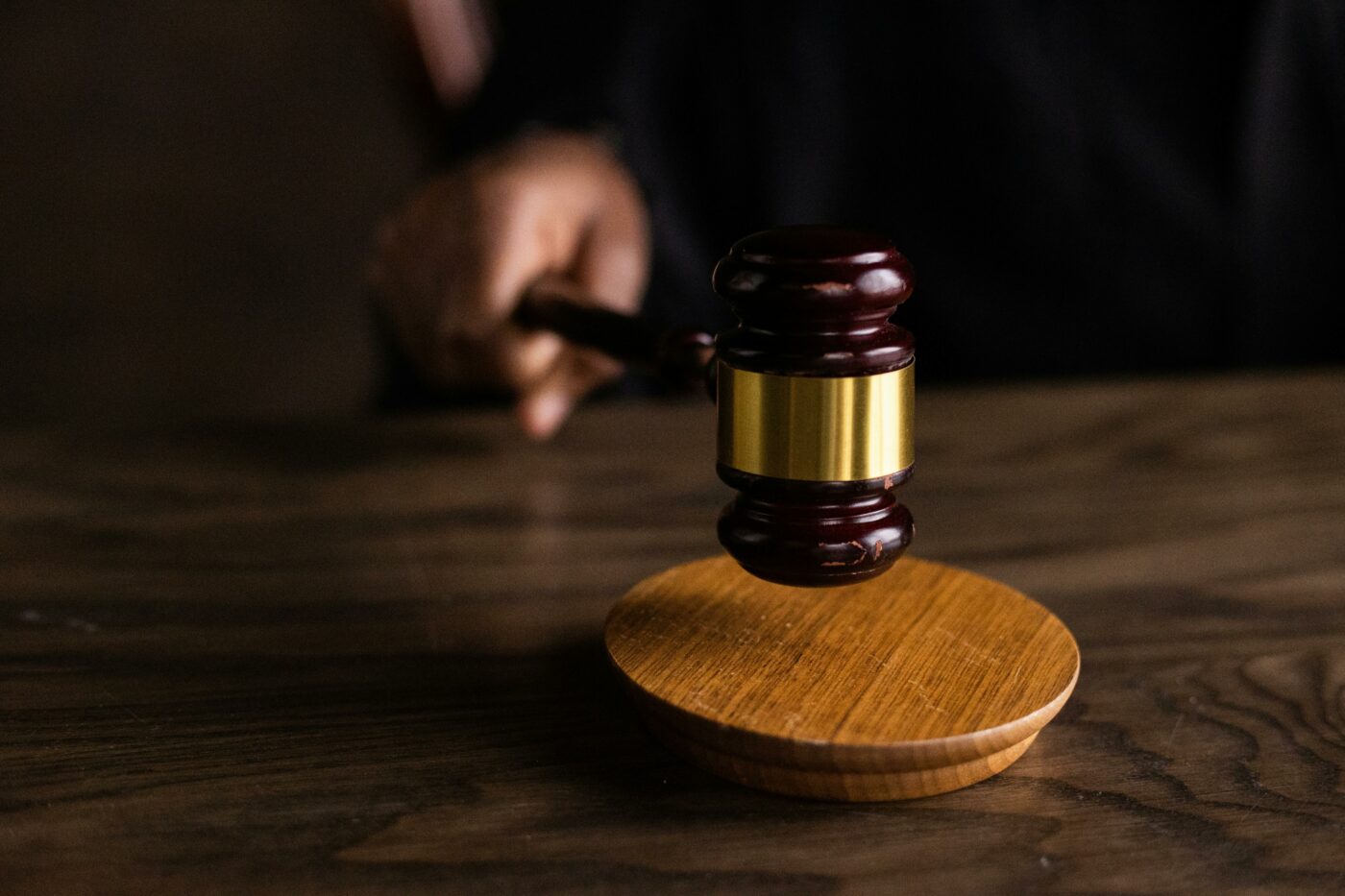 A venit decizia judecătorilor în cazul obsedatului care a hărțuit-o pe fiica lui Gigi Becali. I-au pus brățară electronică, dar Luțu tot rămâne bodyguard de lux