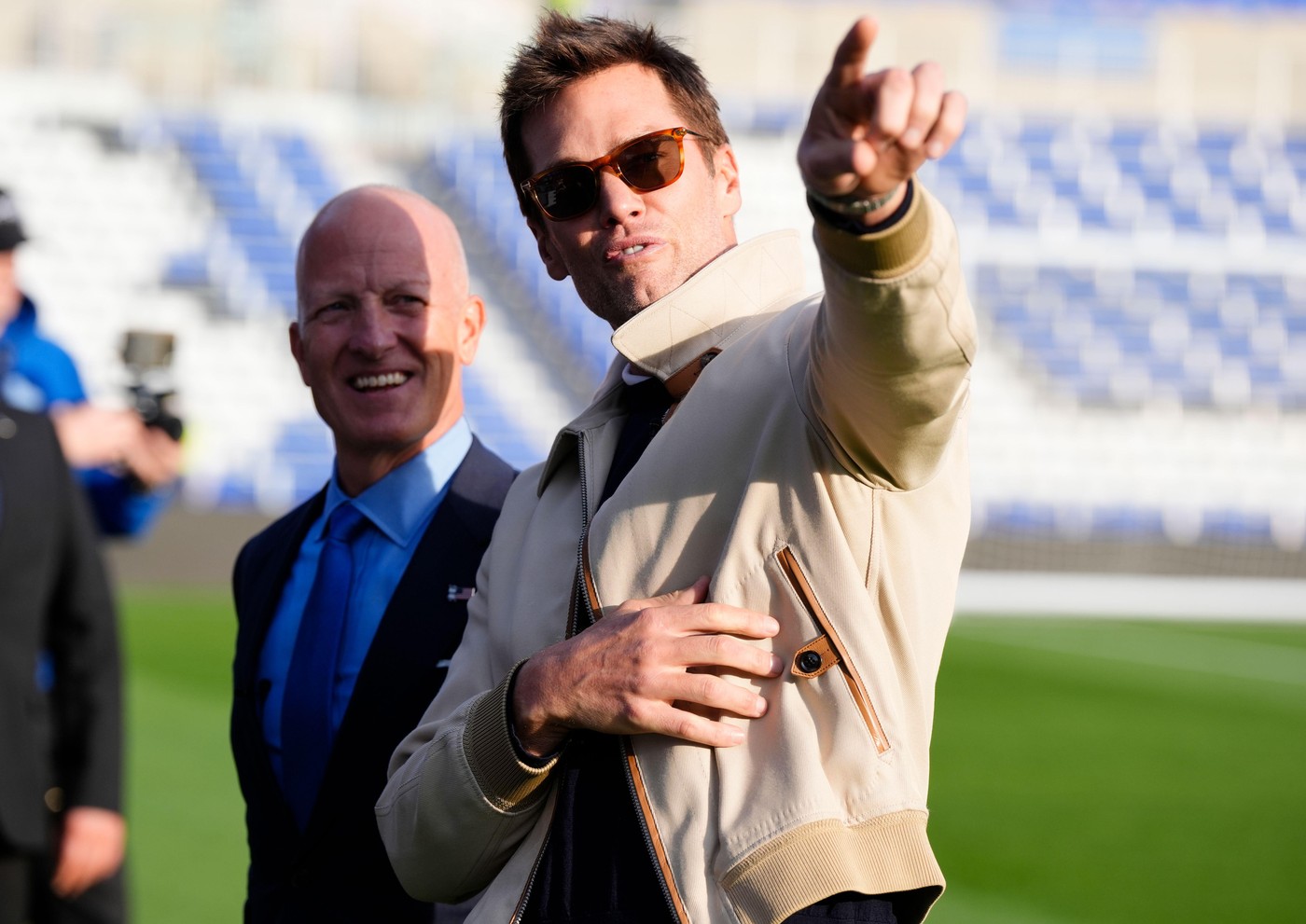 Legendarul Tom Brady îi provoacă pe actorii Ryan Reynolds și Rob McElhenney în războiul patronilor americani din fotbalul britanic