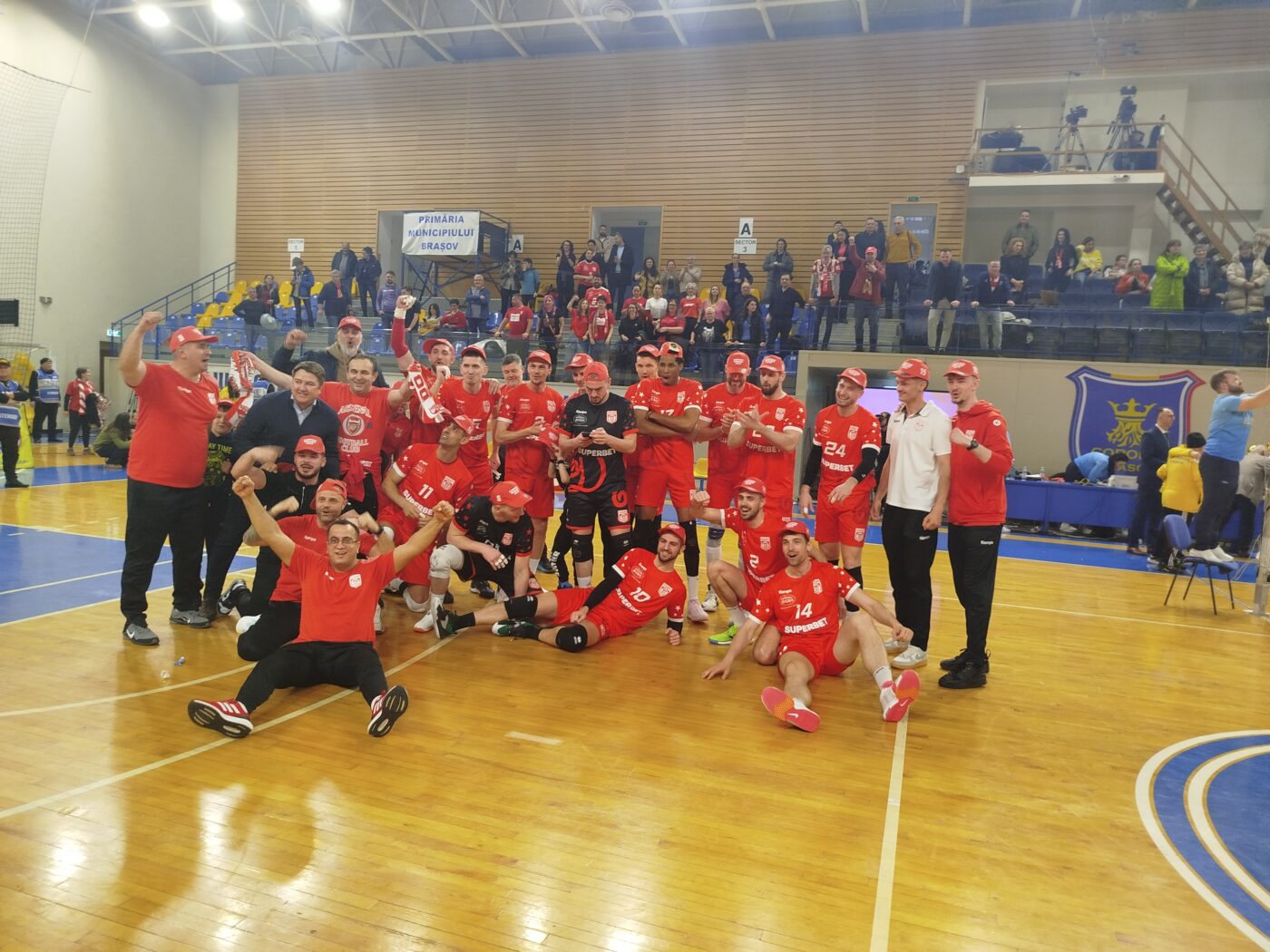 Dinamo e campioana României după 30 de ani! „Câinii” lui Bogdan Tănase au sărbătorit câștigarea titlului împreună cu fanii la Brașov