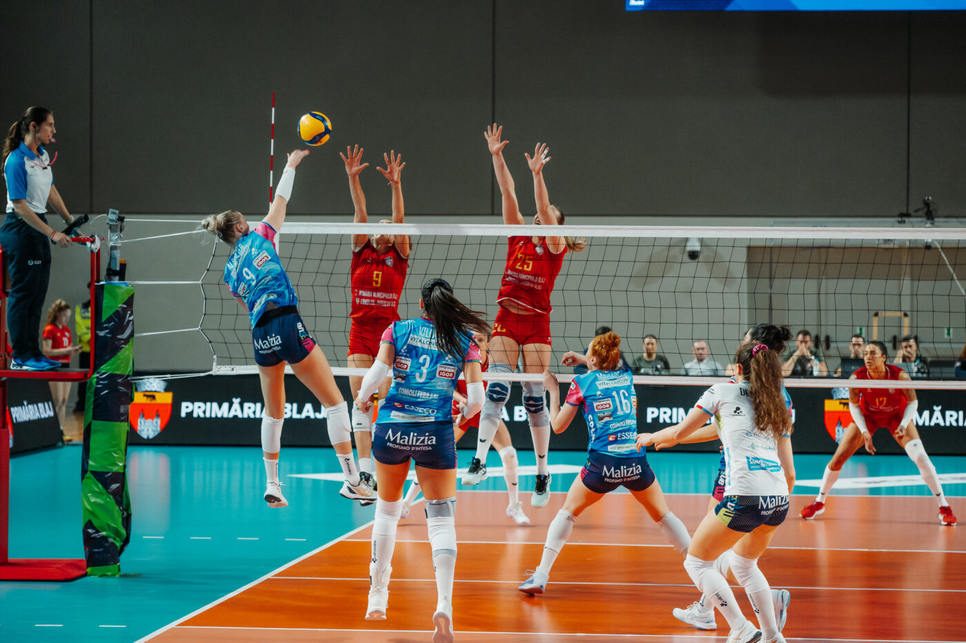 Alba Blaj a pierdut și returul finalei Cupei CEV cu Novara. Coregrafie impresionantă la un meci de volei disputat în România
