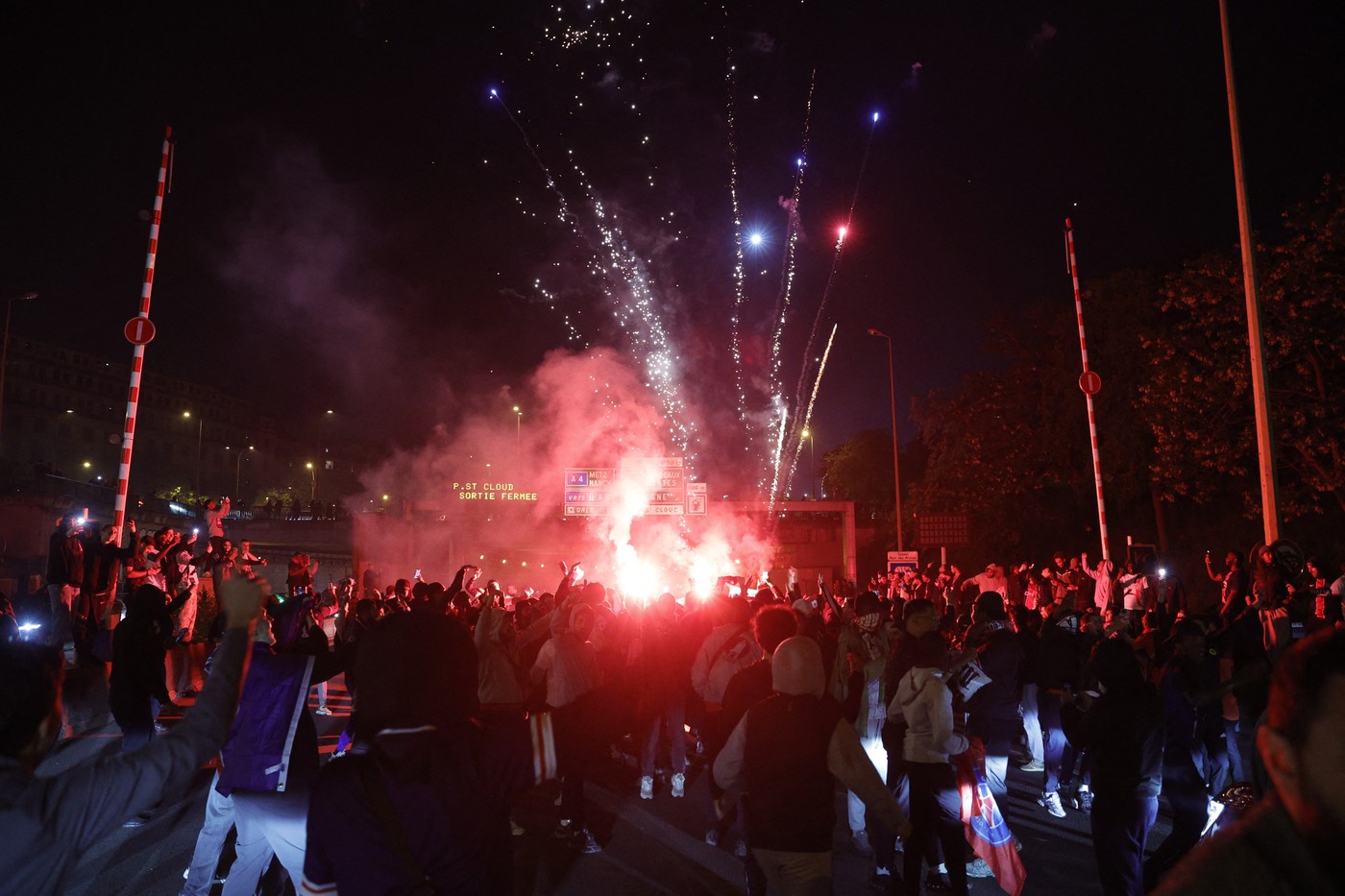 „Carnagiul-de-la-Paris.-Calificarea-PSG-in-finala-Champions-League-a-declansat-iadul-au-dat-foc-unei-masini-care-a-intrat-printre-fani.jpg