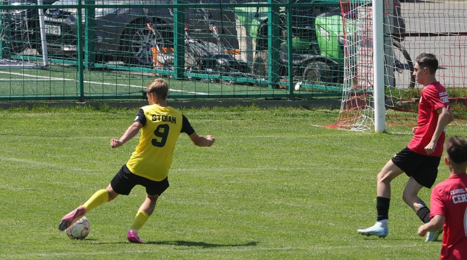 A refuzat Bundesliga la doar 16 ani! Cine e fotbalistul român neconvocat la loturile de juniori și care mai stă un sezon în România: „Îmi place matematica și engleza”. SPECIAL