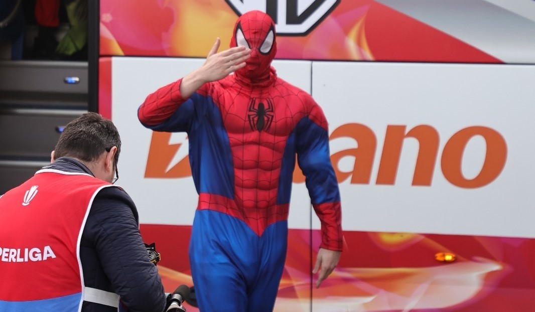 Apariții fabuloase ale fotbaliştilor FCSB. Jucătorii lui Gigi Becali au venit îmbrăcați în personaje de la Hollywood: Spiderman, Batman, Superman sau Zorro