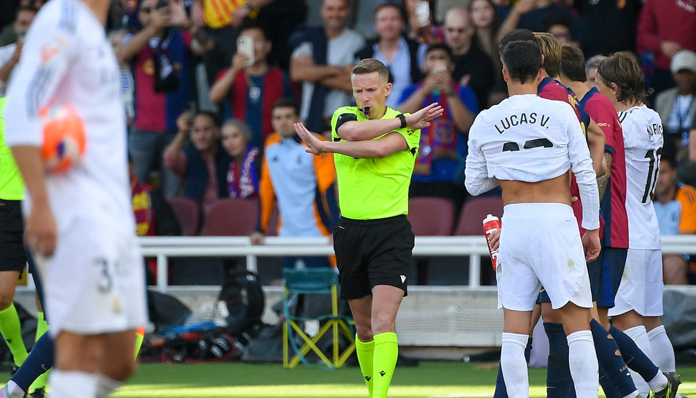 Arbitrul făcut praf de Real Madrid TV înainte de El Clasico a luat o decizie care a declanşat furia dezlănțuită a Barcelonei! Nu a dat penalty la un henț al lui Tchouameni, deşi a fost chemat la VAR