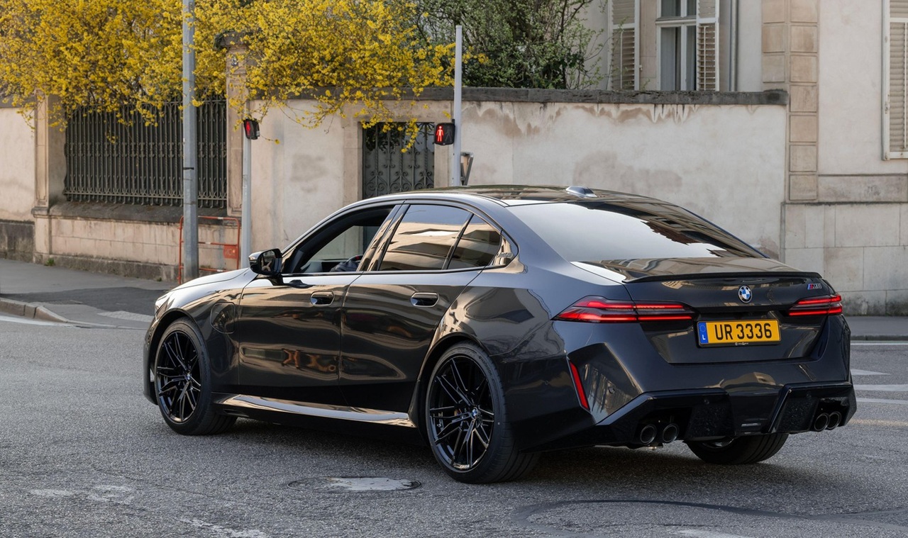 Asta-inseamna-sa-faci-bani-la-arabi.-A-platit-164.000-de-euro-pe-un-BMW-nou-si-tot-i-au-ramas-110.000-de-euro-din-salariul-pe-o-zi.jpg