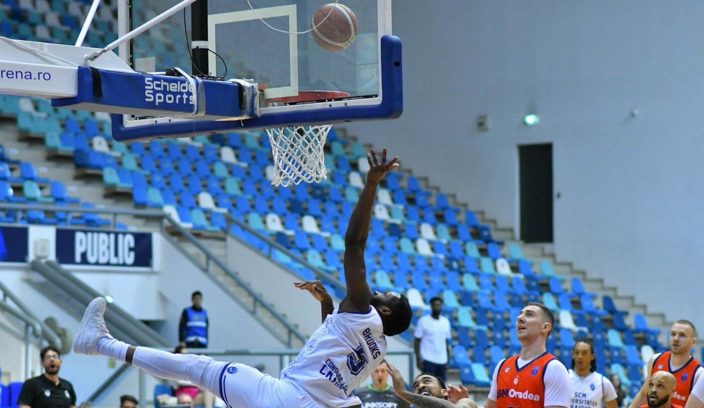 Baschetbalistii-de-la-SCMU-Craiova-eliminati-fara-victorie-in-seria-de-play-off-cu-Oradea.-Trei-echipe-au-acces-deja-in-semifinalele-LNMB-E-scaled-e1746706388303-1400x812.jpg