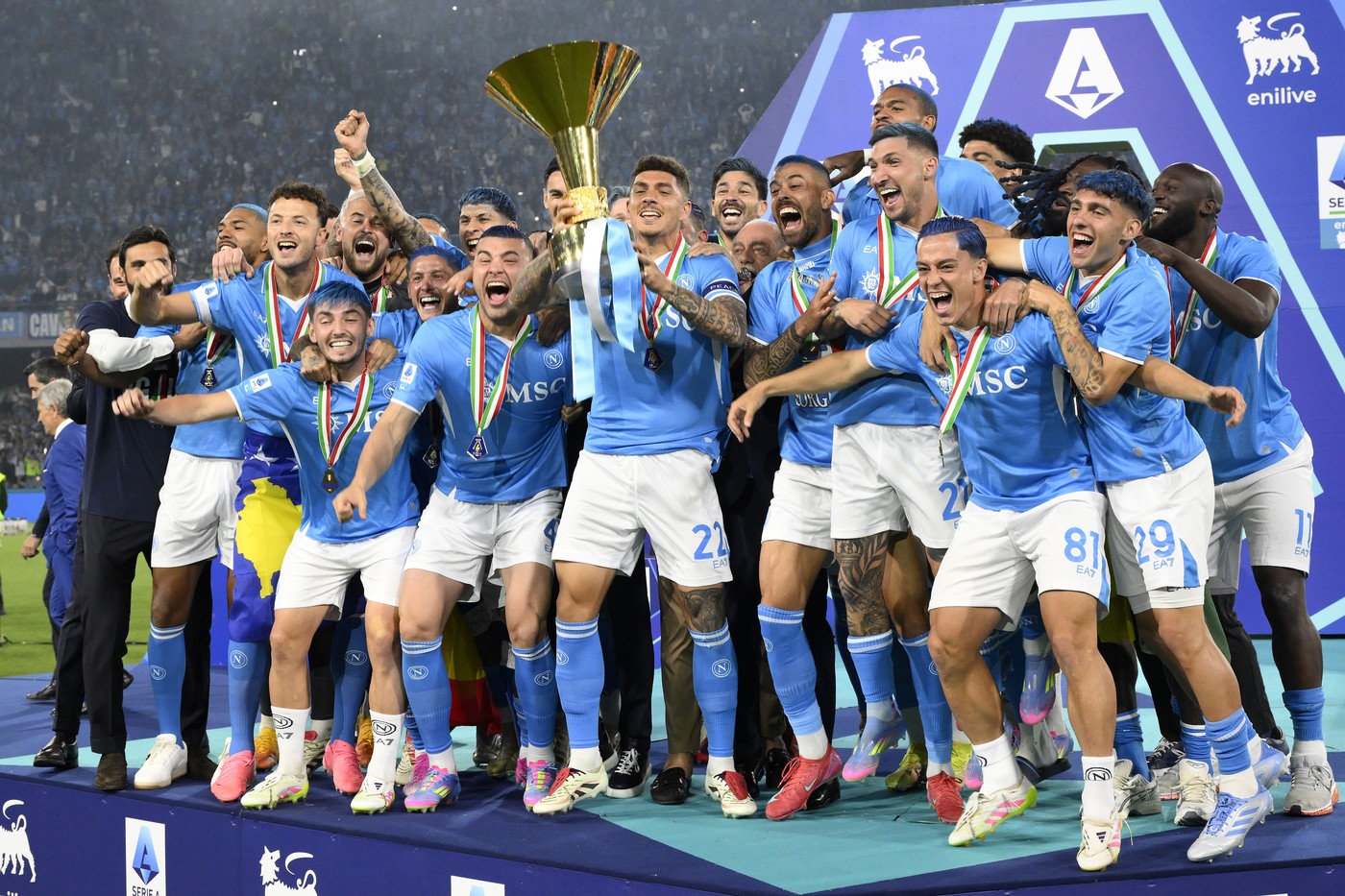 Bornele fantastice atinse de Napoli cu mijlocașul golgheter și antrenorul „acontat” în Maldive: „Este un fenomen!”. Cifrele unei reveniri istorice în Serie A după : „Doar el ne putea duce iar în vârf”. SPECIAL