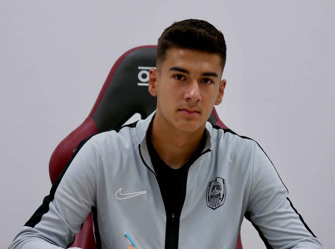 CFR Cluj a început lotul pentru viitorul sezon cu un puşti de 18 ani: „Vă anunțăm cu entuziasm că a semnat”