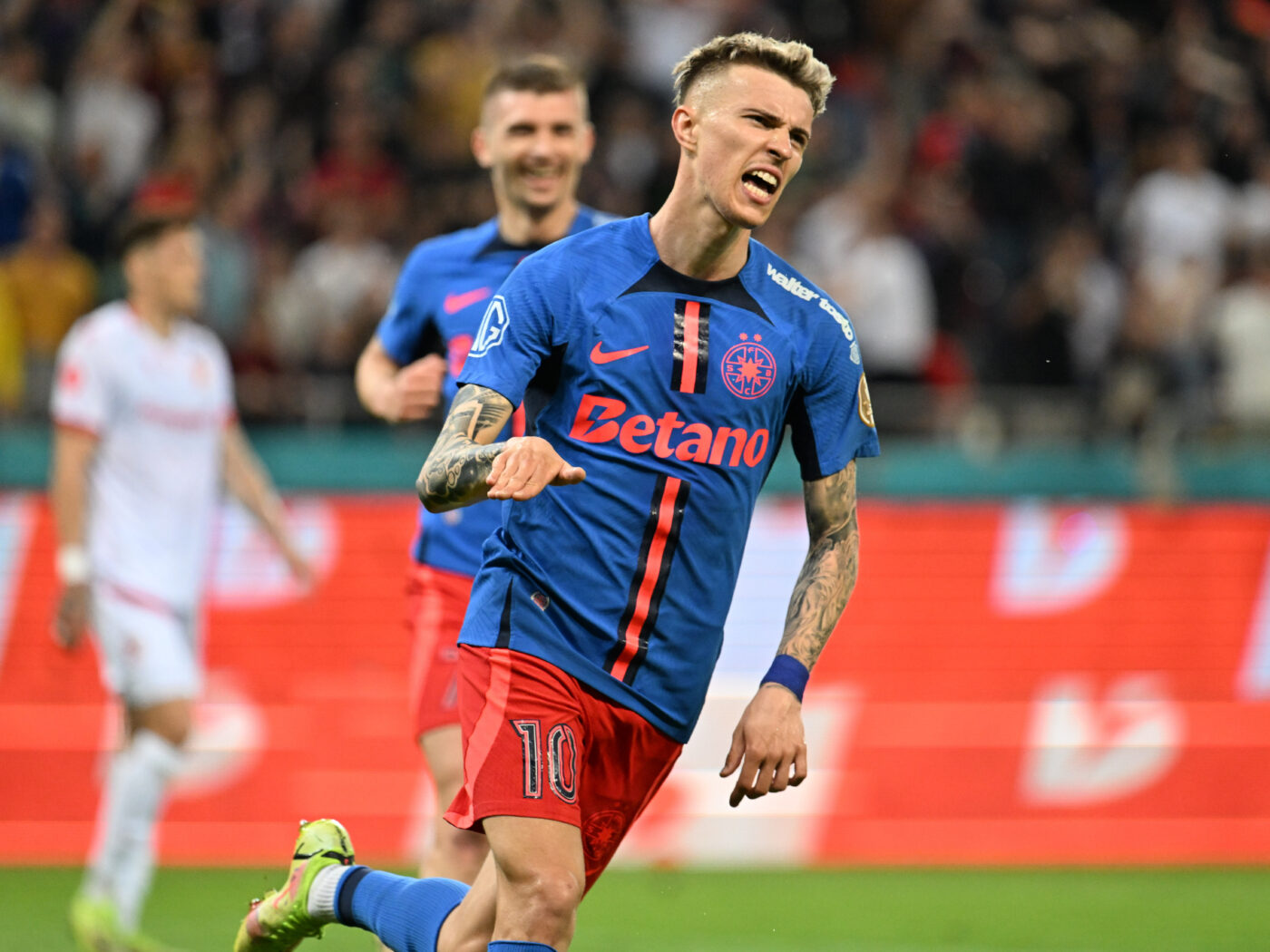 Cei doi fundași care i-au pus gând rău lui Tavi Popescu de la FCSB: revelația din apărarea CFR-ului și „stâlpul” de națională al Rapidului!