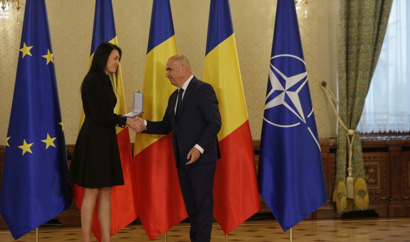 Cristina-Neagu-decorata-de-Ilie-Bolojan-„In-semn-de-multumire-pentru-ce-ati-facut-pentru-Romania-scaled-e1747063153106-1400x829.jpg