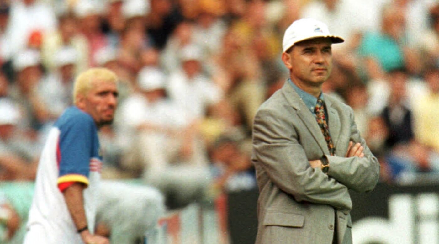 Cum şi-a făcut apariția Anghel Iordănescu, la o zi după ce a împlinit 75 de ani, la FCSB – Dinamo. A adoptat look-ul din Franța 1998