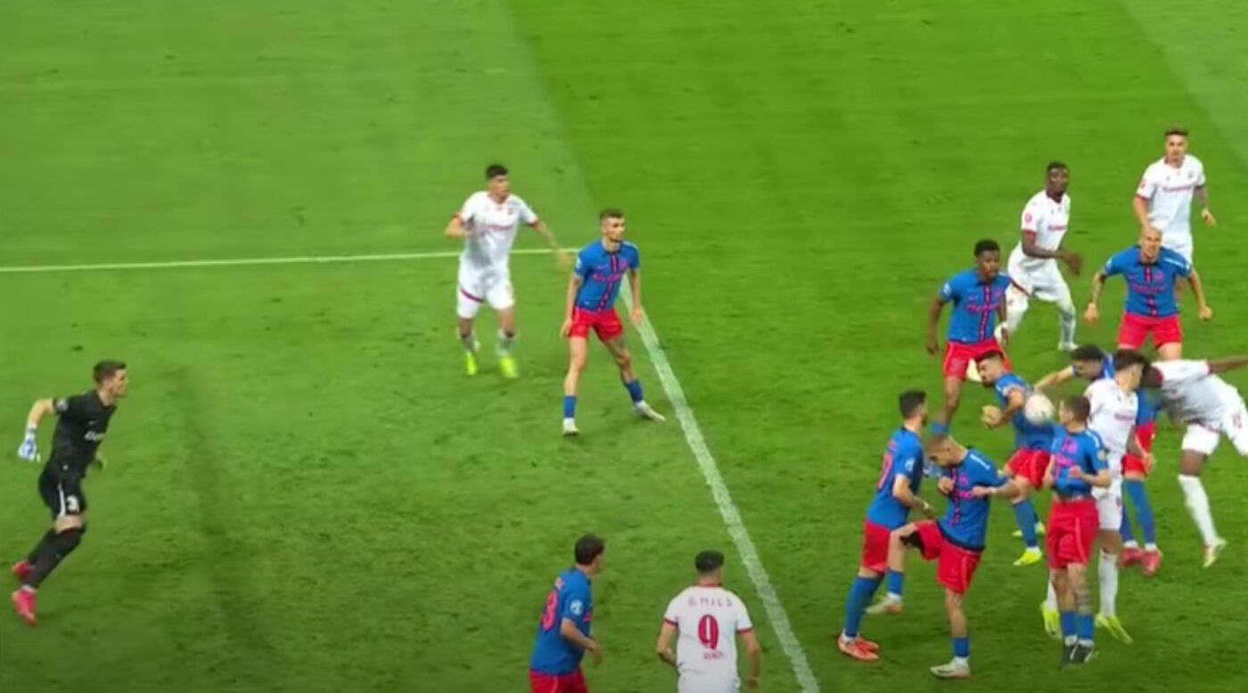 Dinamo, penalty cu VAR pentru un henț la Valentin Crețu