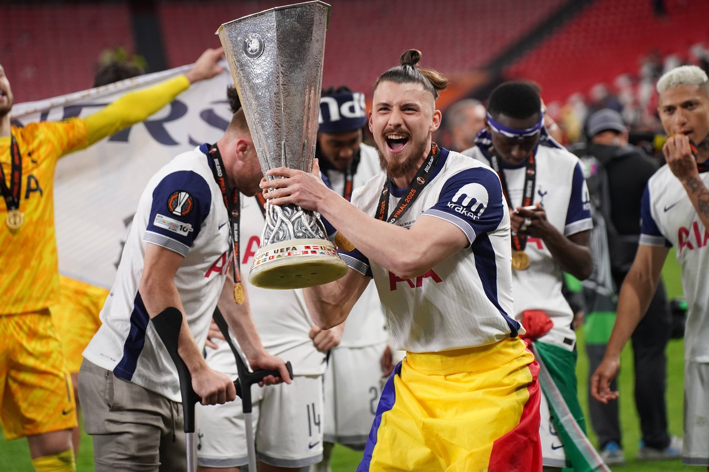 FRF-mesaj-pentru-Radu-Dragusin-dupa-ce-a-castigat-primul-trofeu-la-Tottenham.jpg