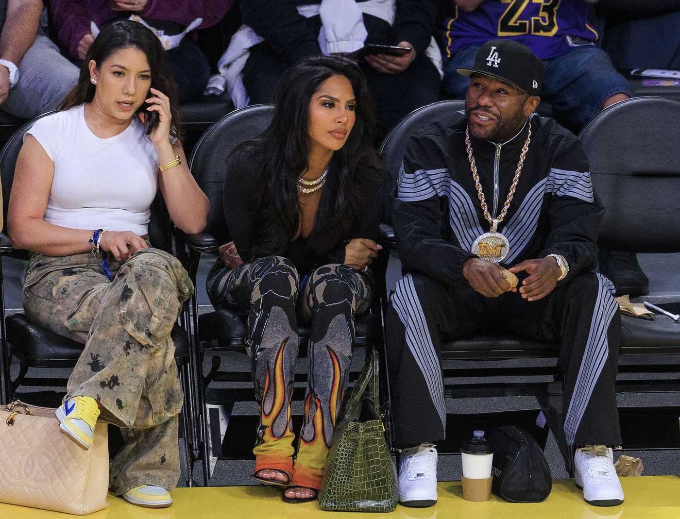 Floyd-Mayweather-a-dat-in-judecata-un-ziarist-si-publicatia-la-care-scrie-si-a-cerut-despagubiri-de-100.000.000-de-euro-intr-un-mega-scandal-imobiliar.jpg