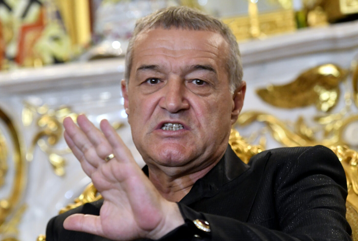 Gigi Becali a decis să îşi facă partid, care se va numi Alianța Creştin-Ortodoxă. Prietenul lui milionar l-a pus imediat la punct: „Stai în banca ta, vin vremuri grele”