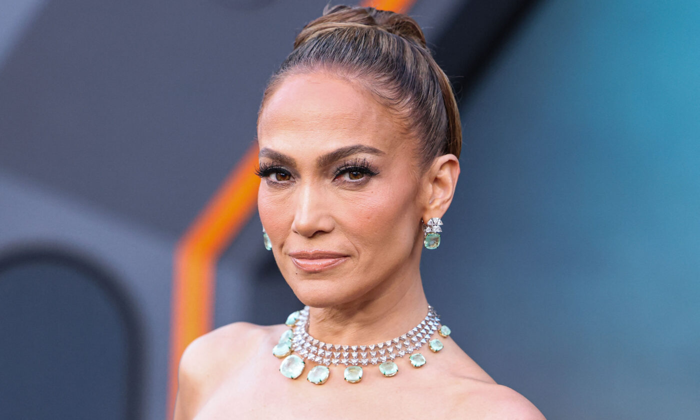 Gigi Becali a trimis-o să cânte „pe câmp la Ghimpați”, dar Jennifer Lopez are pretenții de mare divă: a cerut maseuză la discreție şi mobilier în nuanțe deschise