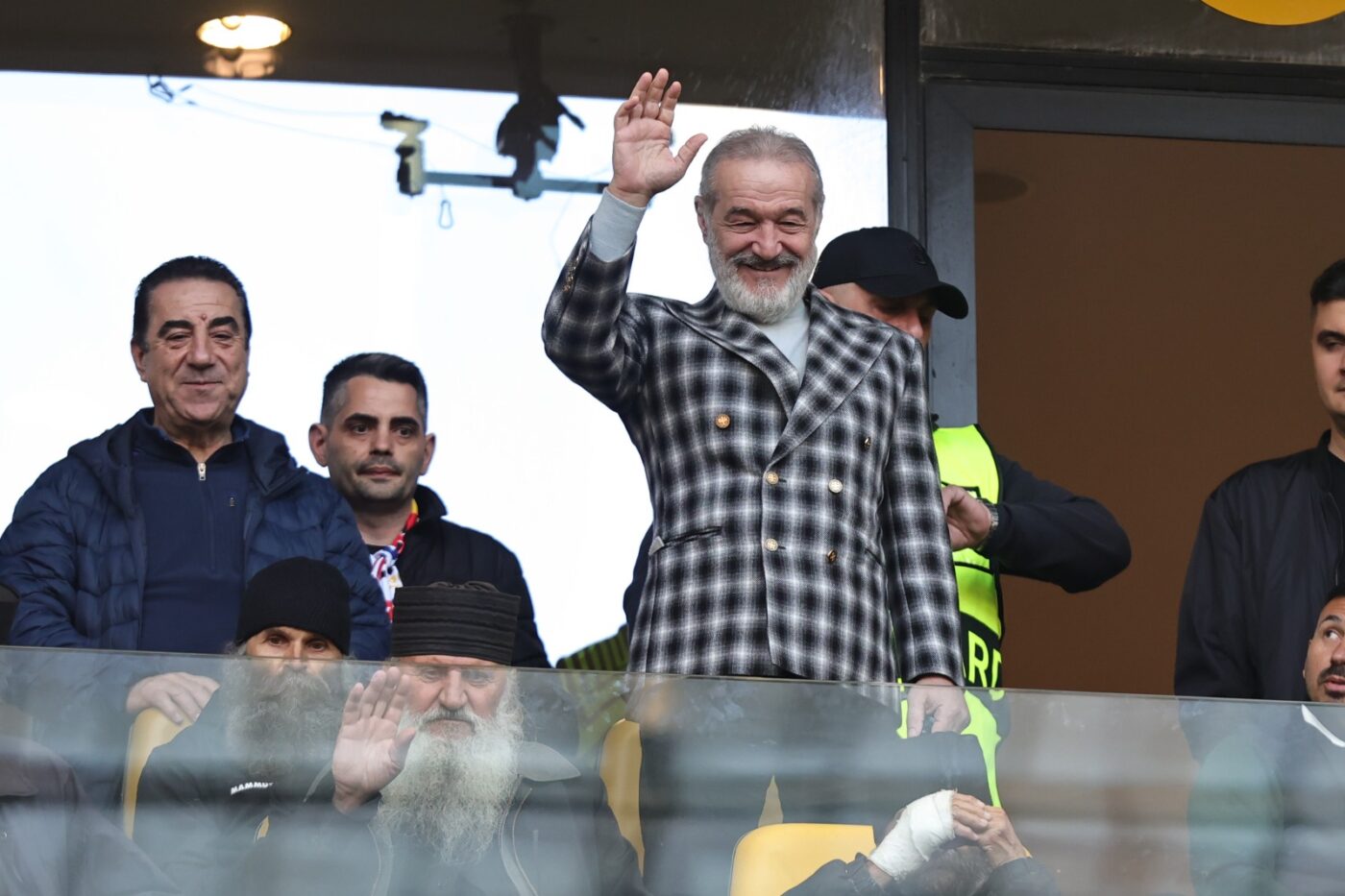 Gigi Becali, apariție spectaculoasă. Imaginile serii de la Arena Națională, alături de cei care l-au însoțit: „Ei sunt frații mei”
