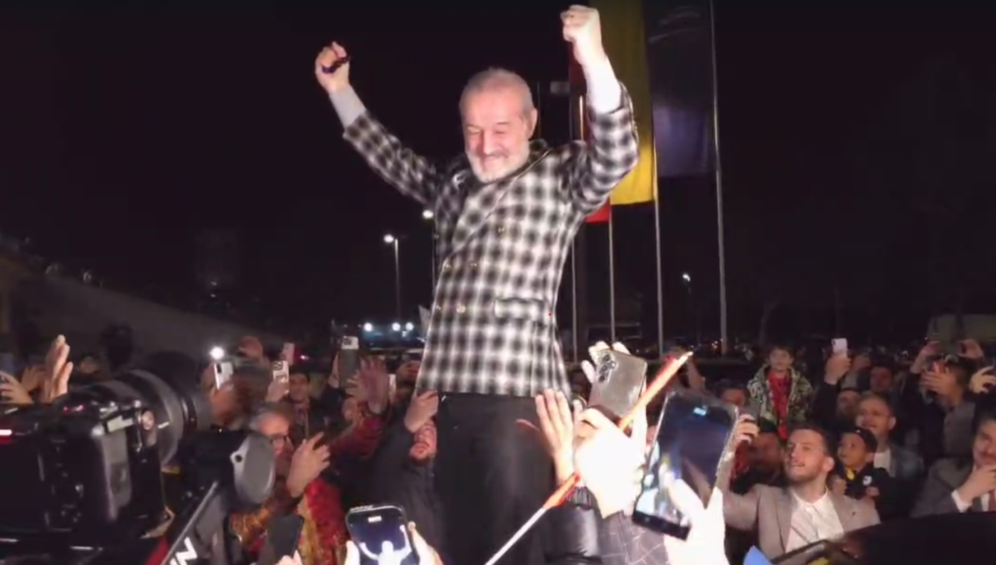 Gigi Becali va face înconjurul lumii. Miliardarul FCSB s-a urcat pe maşină ca în vremurile de glorie şi a cântat cu fanii