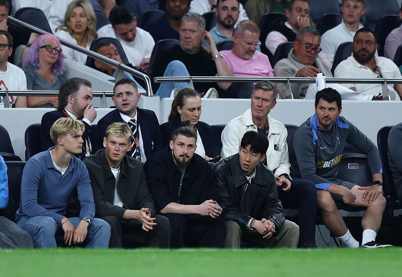Imagini-fabuloase-cu-Radu-Dragusin-si-Heung-Min-Son.-Cum-au-fost-filmati-in-timpul-meciului-Tottenham-BodoGlimt-3-1.jpg