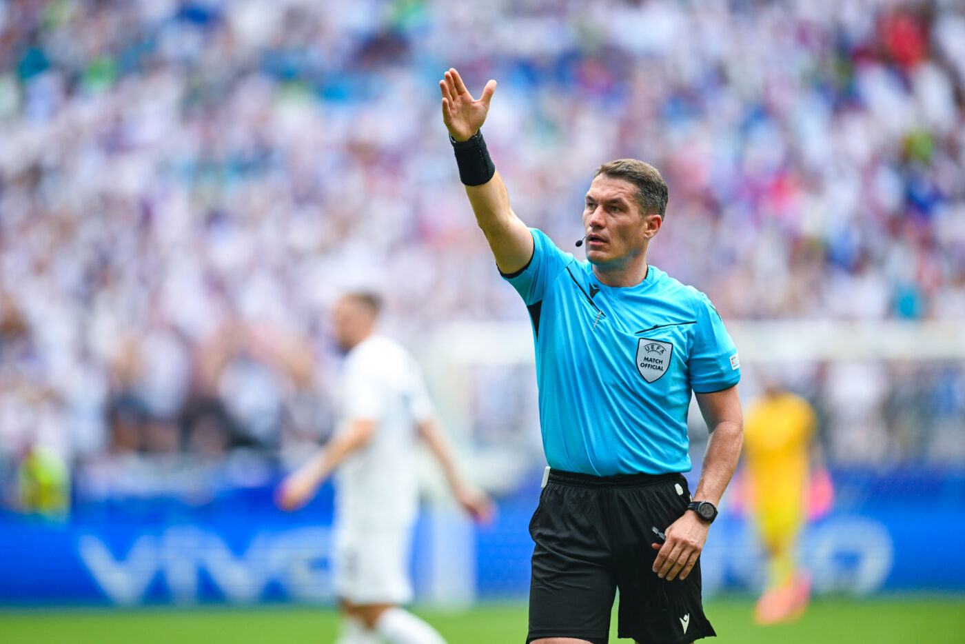 Italienii-au-reactionat-imediat-cum-au-aflat-ca-Istvan-Kovacs-ca-arbitra-finala-Ligii-Campionilor-1400x934.jpg