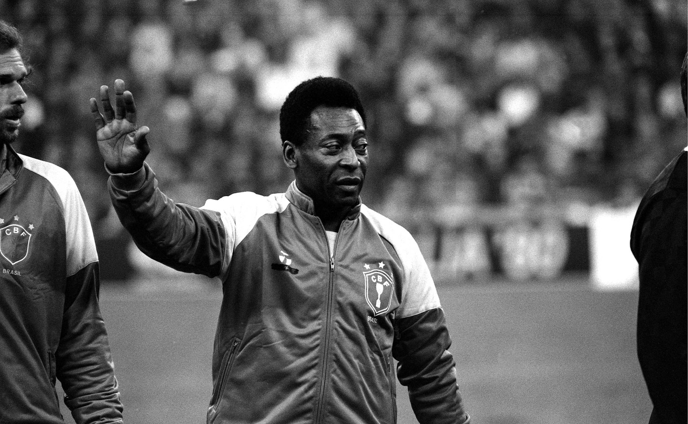 Legendarul-Pele-i-a-cerut-unui-fotbalist-roman-sa-se-transfere-in-Brazilia-la-Santos.-„Esti-facut-pentru-noi.jpg