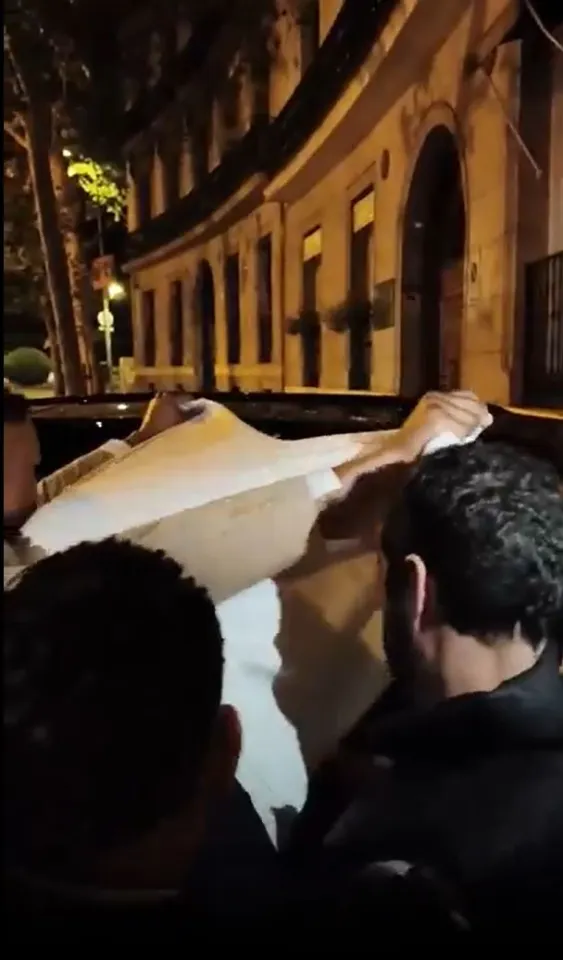 Milionarul din fotbal a ieşit rupt de beat din restaurant. S-a clătinat şi bodyguarzii au încercat să-l ascundă cu un cearceaf