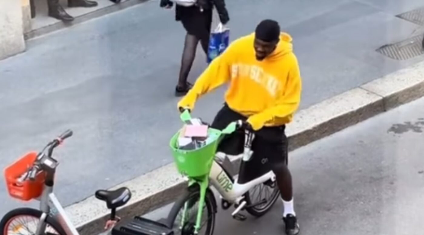 Milionarul modest. A făcut cumpărături într-un magazin de lux din Milano şi a plecat spre casă cu o bicicletă închiriată prin Uber