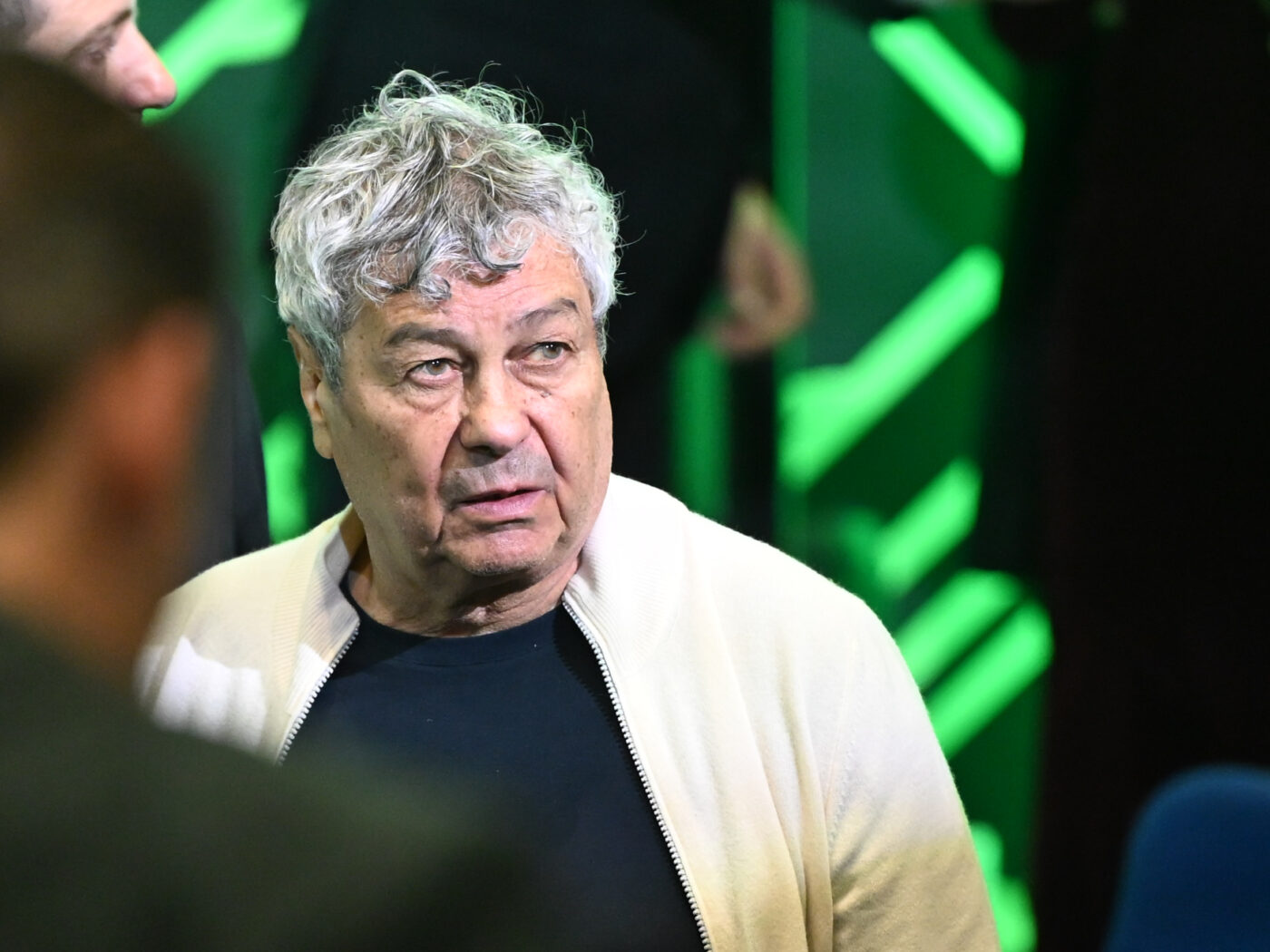 Mircea-Lucescu-a-numit-fotbalistul-vinovat-de-eliminarea-Barcelonei-in-fata-Interului-1400x1050.jpg