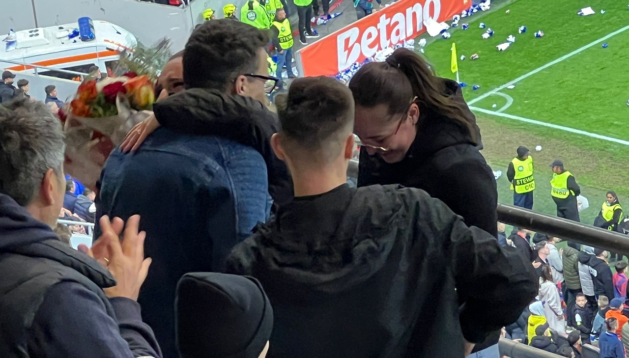 Nu-o-sa-uite-toata-viata-meciul-FCSB-Universitatea-Craiova.-A-cerut-o-de-sotie-in-tribune-ce-raspuns-a-dat-femeia.jpeg