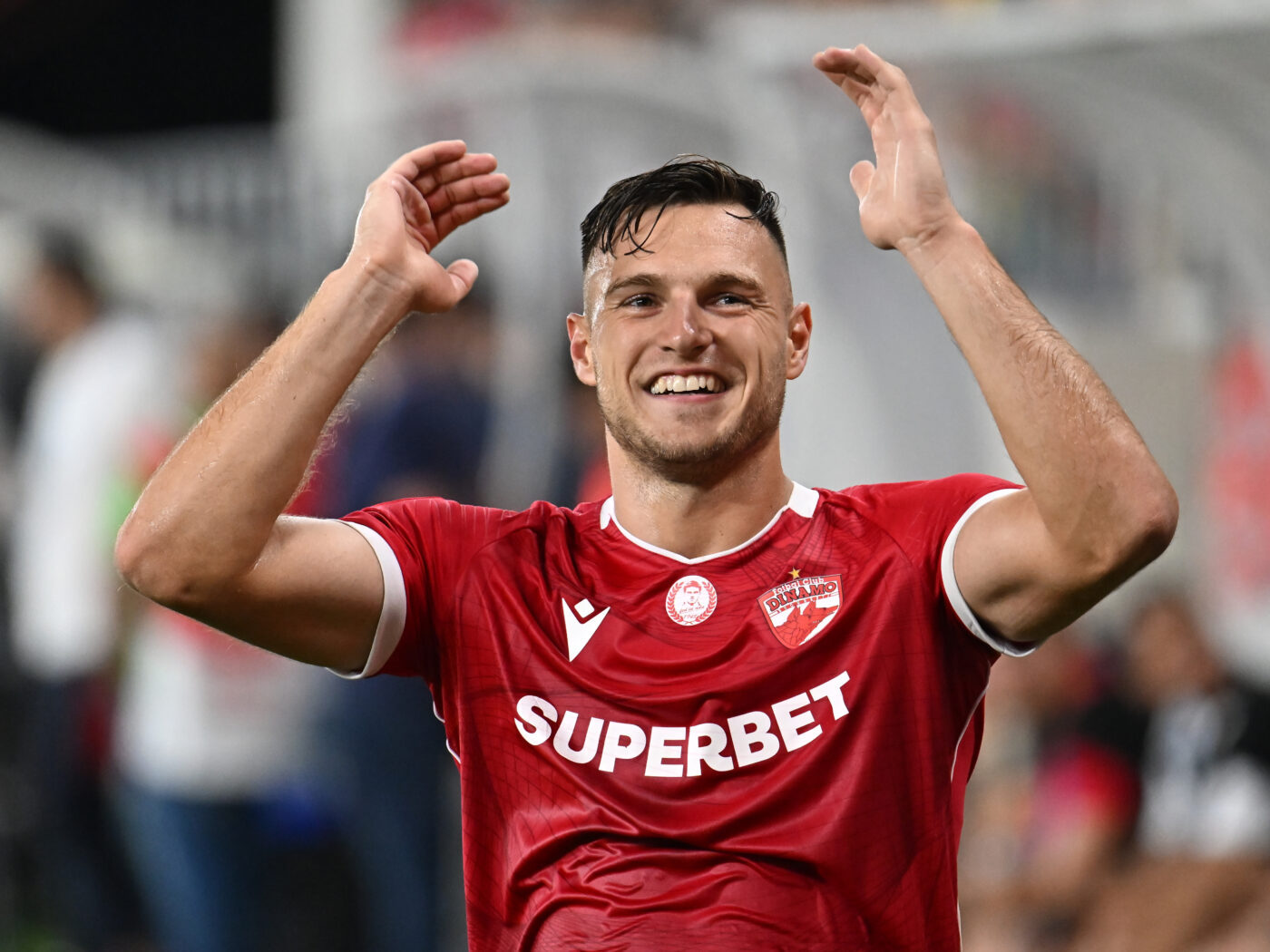 Politic-la-FCSB-transferul-care-poate-schimba-viitorul-lui-Dinamo-„Oferta-de-la-FCSB-mi-se-pare-ireala-1400x1050.jpg