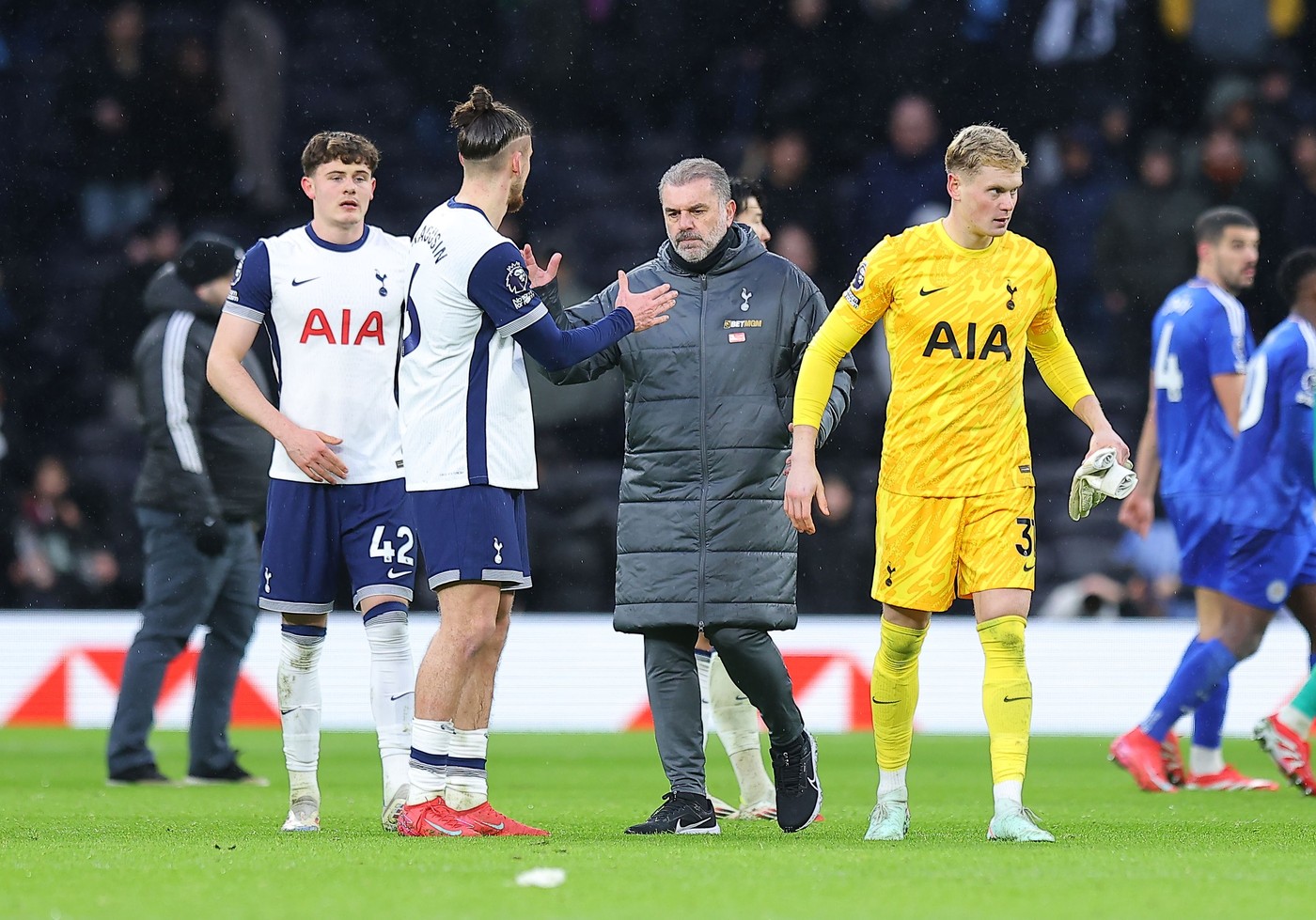 Radu-Dragusin-n-a-fost-uitat-de-Ange-Postecoglou.-Ce-a-zis-antrenorul-despre-roman-dupa-calificarea-lui-Tottenham-in-finala-Europa-League.jpg