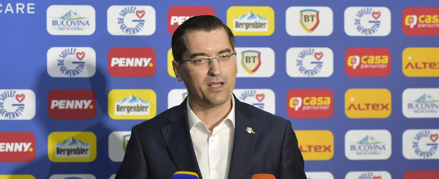 Razvan-Burleanu-a-negociat-cu-Razvan-Lucescu-pentru-a-fi-selectionerul-Romaniei.-Antrenorul-lui-PAOK-si-a-dat-acordul-„Clauza-de-reziliere-e-prea-mare-la-fel-ca-la-Dan-Petrescu-scaled-e1748675181698-1400x571.jpg
