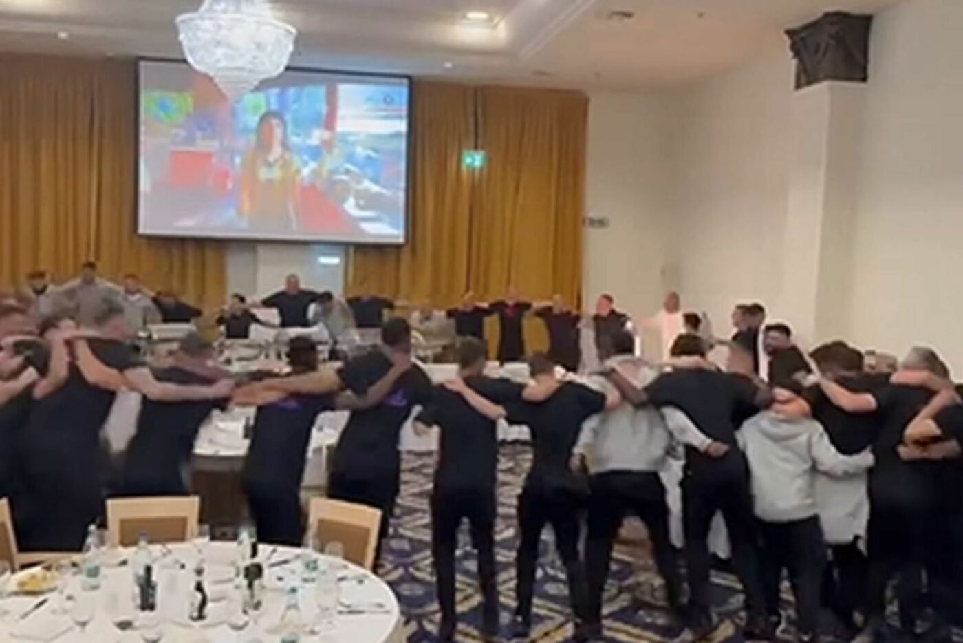 S-a declanşat nebunia în hotelul unde e cazată FCSB la Cluj! Imagini fabuloase cu bucuria fotbaliştilor lui Gigi Becali, după ce au câştigat matematic titlul