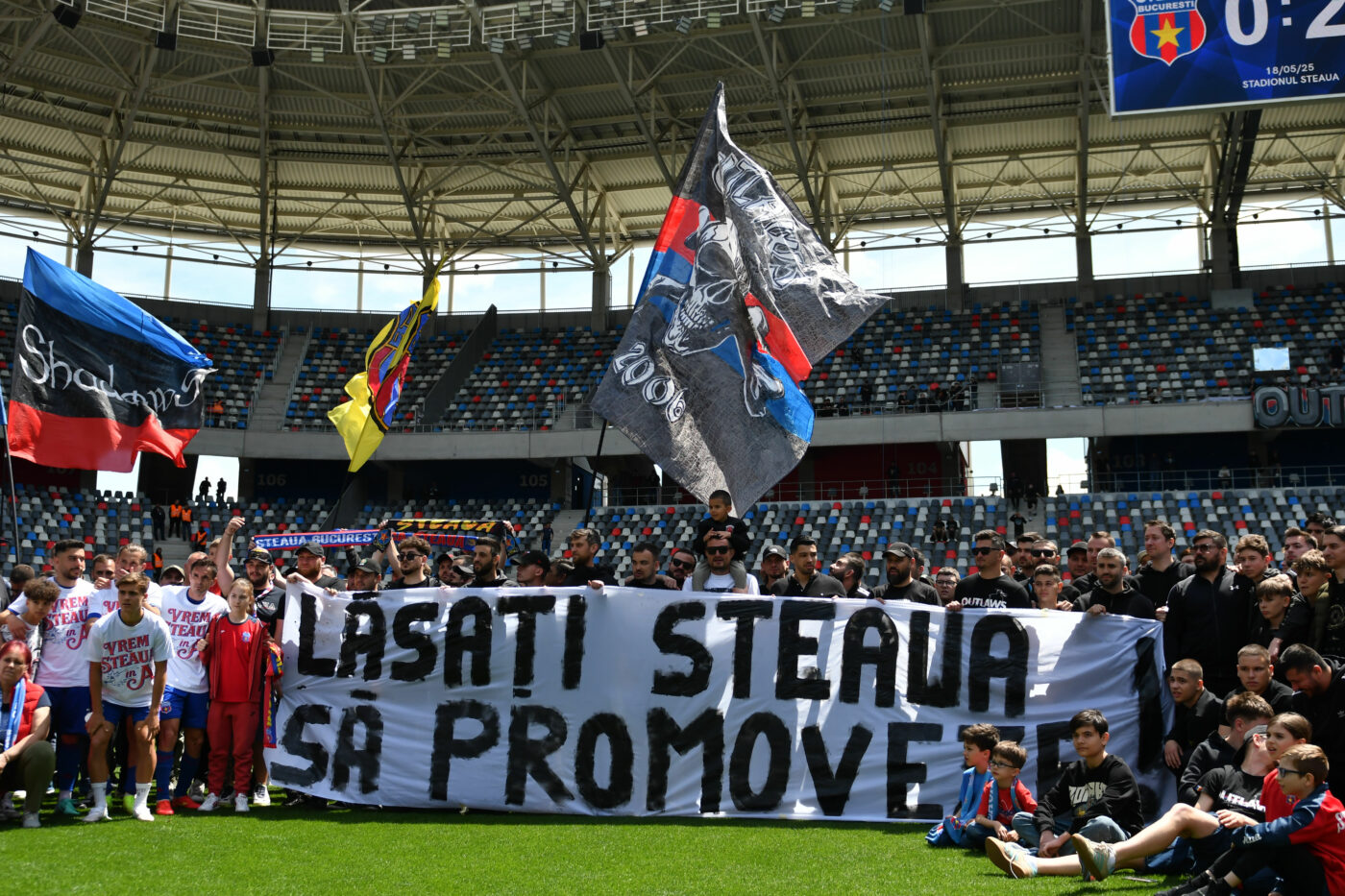 Fanii și jucătorii Stelei, mesaj ferm pentru conducere după ultimul meci al sezonului: ”Vrem Steaua în A!” Suporterii au pătruns pe teren și au sărbătorit promovarea