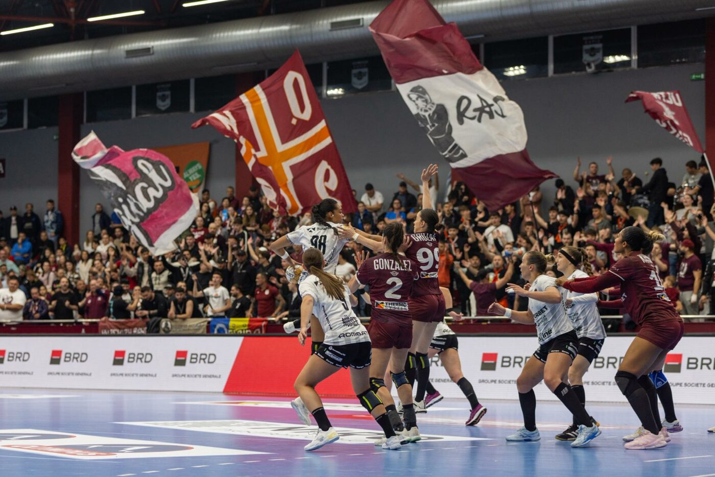 Schimbari-majore-la-echipa-de-Liga-Campionilor-Jumatate-de-echipa-data-afara-s-a-adus-antrenor-de-la-Rapid-1400x934.jpg
