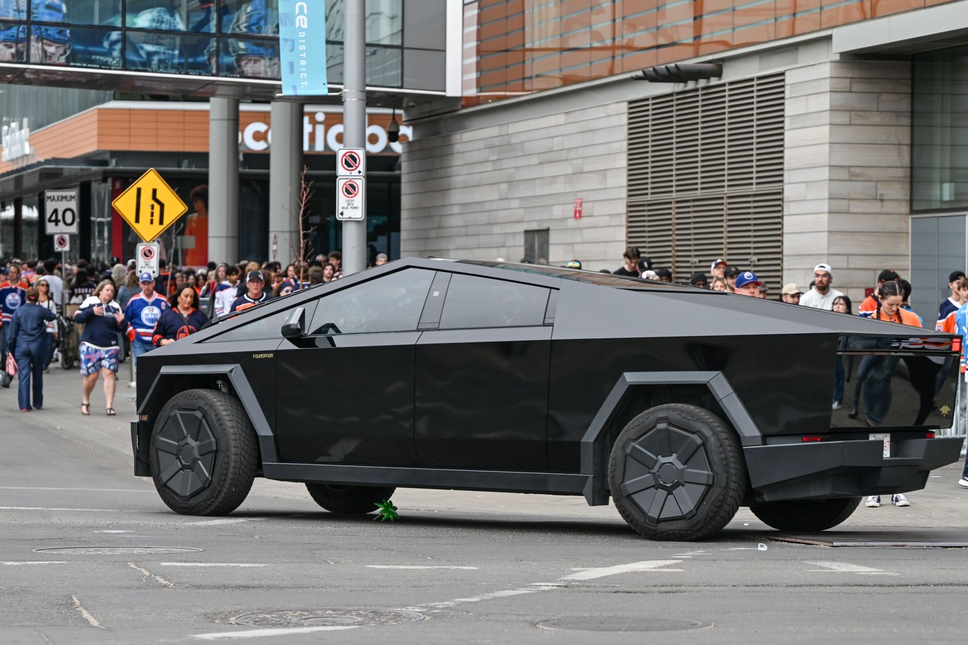 Tesla s-a dus în cap. Muncitorii care produc Cybertruck au fost trimişi acasă