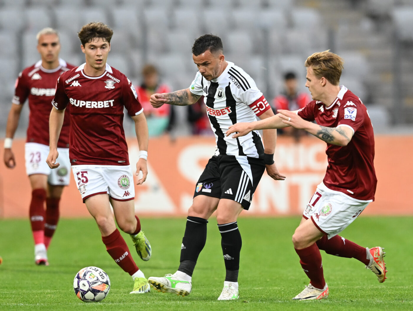 Ultimele calificative ale sezonului pentru U Cluj și Rapid după un 2-2 spectaculos care închide un campionat de poveste al ardelenilor și un play-off de coșmar al giuleștenilor