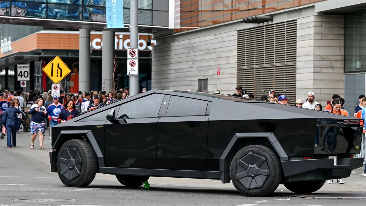 Vedetele-nationalei-Romaniei-vor-fi-pazite-cu-Cybertruck-urile-lui-Elon-Musk-daca-se-califica-la-Cupa-Mondiala-din-SUA.webp