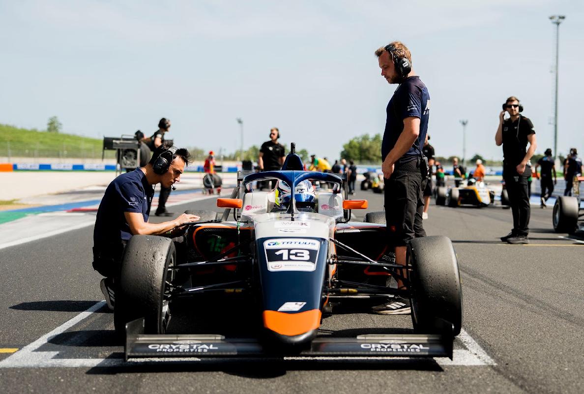 El e românul care a impresionat în prima competiție de marcă din Formula 4! „Lecțiile lui Kimi Antonelli mi-au fost de mare folos”. SPECIAL