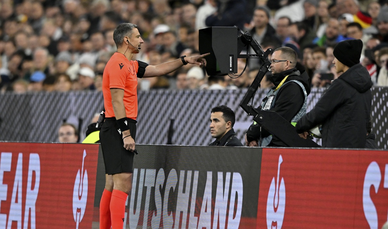 „Aş scoate VAR!”. Adrian Mutu s-a convins: noul arbitraj ucide fotbalul!