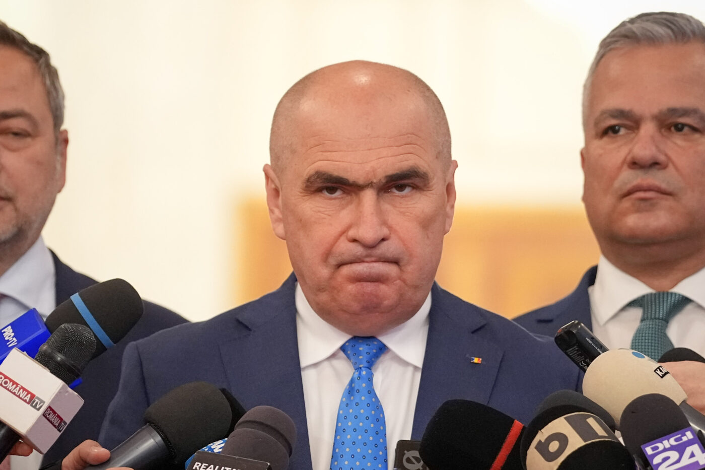 Ce-a-spus-de-Ilie-Bolojan-cand-nu-stia-ca-e-in-direct-la-TV-„E-gagicar.-S-a-luat-de-gagica-mea-1400x933.jpg