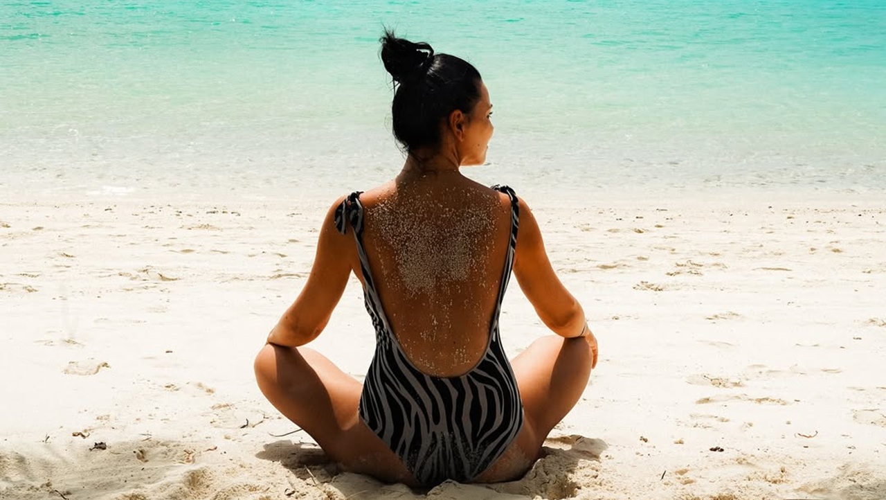 Corina Caragea, în costum de baie. Imagini cu prezentatoarea de la PRO TV dintr-un paradis acvatic